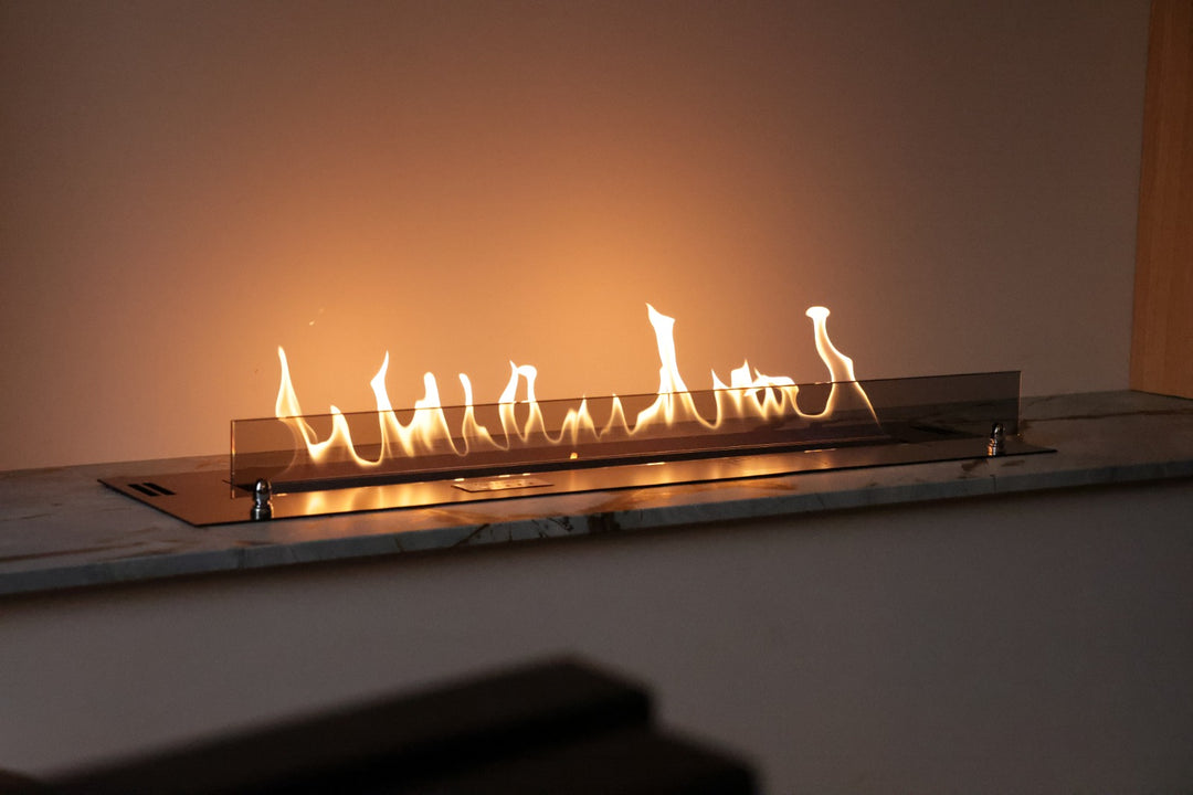 automatischer-bioethanol-brenner-kamin-fernbedienung-smart-fire-minimalistisches-modernes-wohnzimmer-interieur-nahaufnahme-der-flammen