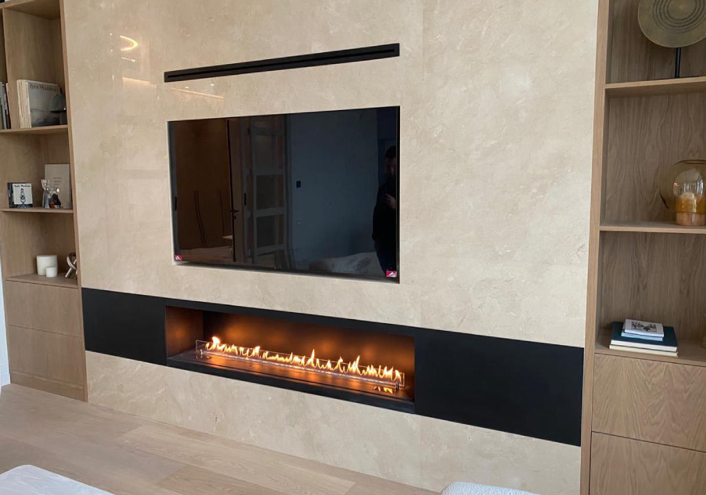 wohnwand-mit-tv-fernseher-und-automatischen-bioethanol-kamin-brenner-nahaufnahme-flammen-naturstein-holzschränke-modern-minimalistisch